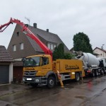 Der Beton kommt per Pumpe von der Straße hinter die Garage